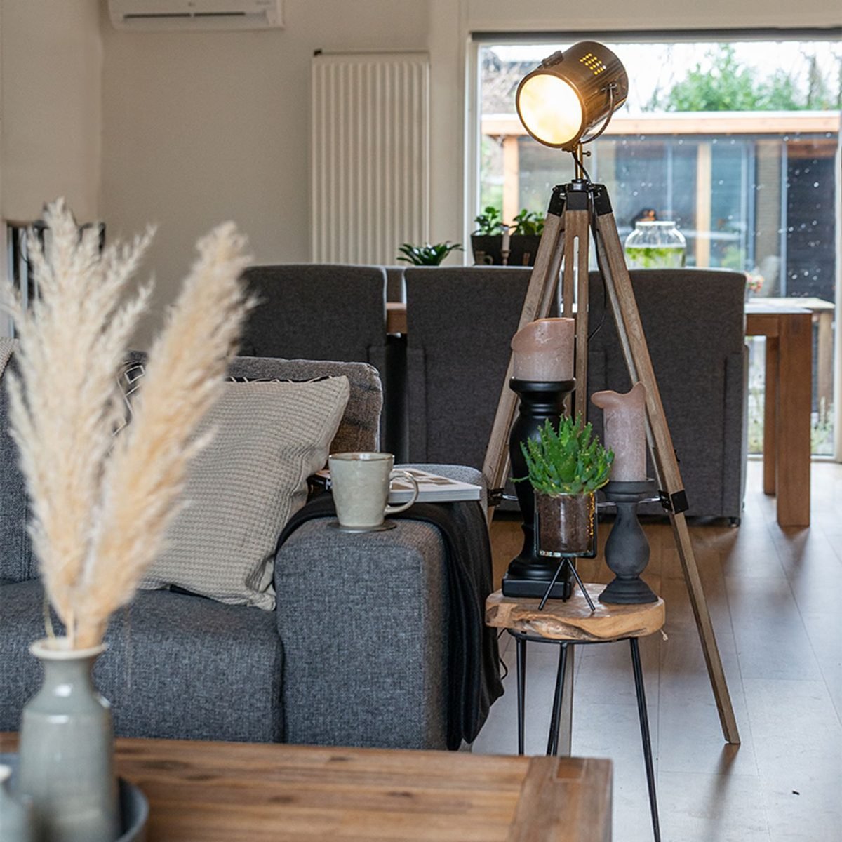 Industrialna drewniana lampa podłogowa na trójnogu w stylu reflektora studyjnego Braha