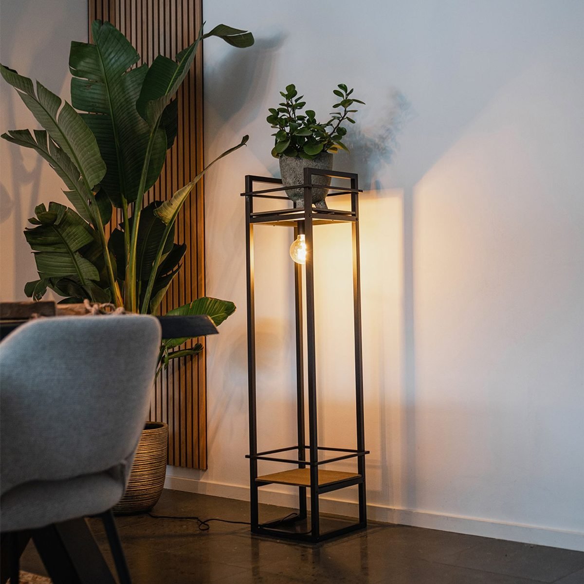 Czarna industrialna lampa podłogowa z drewnem Cage Rack