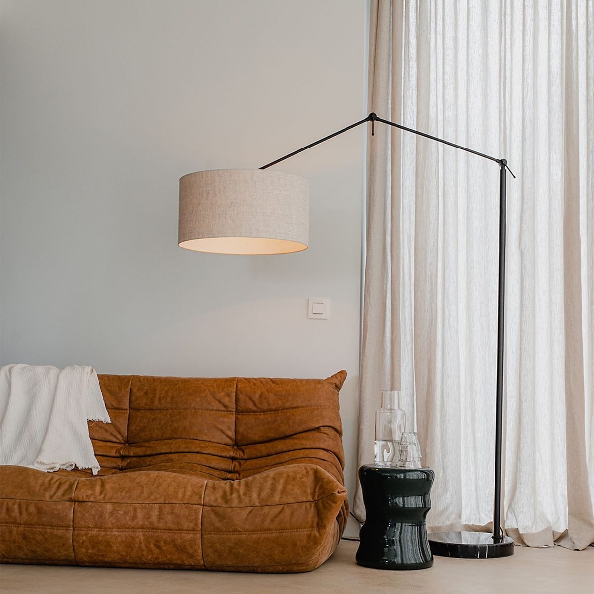 Czarna lampa podłogowa z jasnoszarym abażurem 50 cm, ściemnialna, Editor
