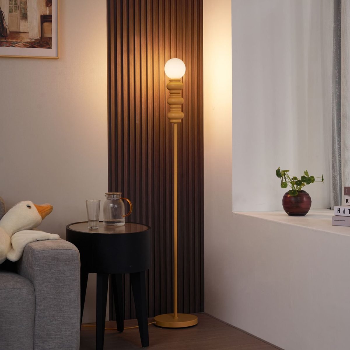 Retro lampa podłogowa w kolorze musztardowym z matowym szkłem Fedde