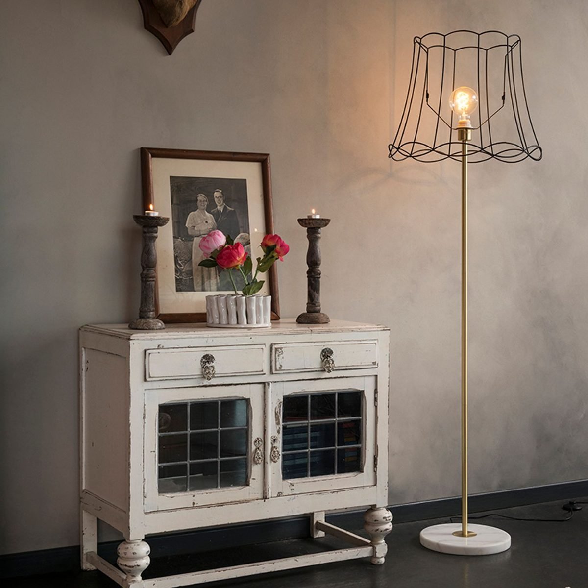 Retro lampa podłogowa w kolorze mosiądzu z czarnym abażurem Granny Frame 45 cm Kaso