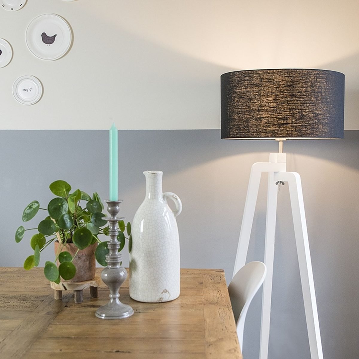 Biała lampa podłogowa na trójnogu z czarnym abażurem 50 cm Puros